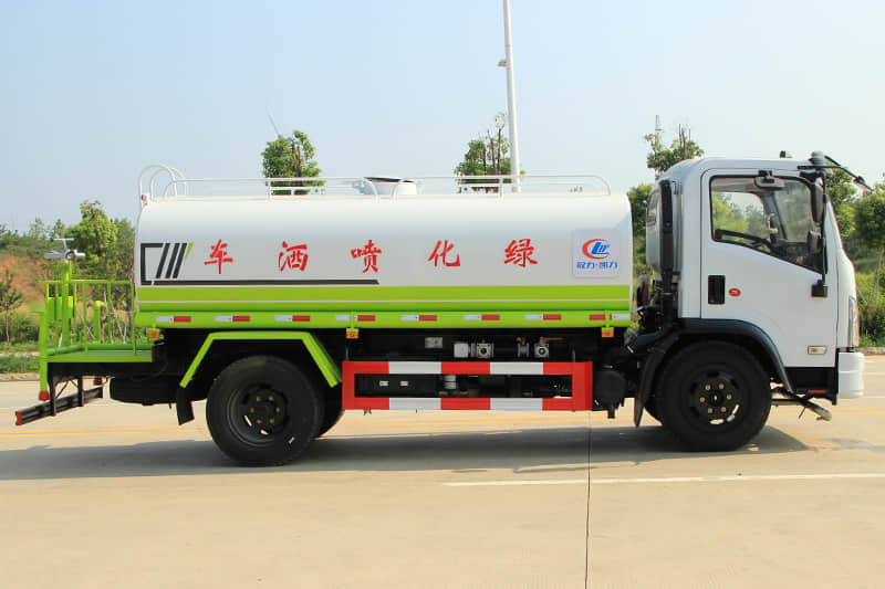 国六大福瑞卡8-9.2吨洒水车
