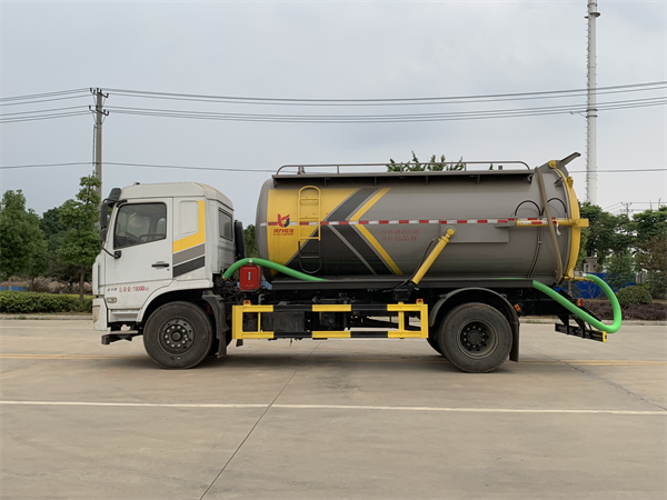 国六东风专底D3 12方 吸污车