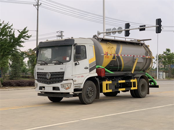 国六东风专底D3 12方 吸污车