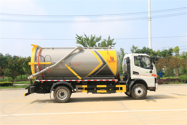 国六江淮骏铃V7  8方 吸污车