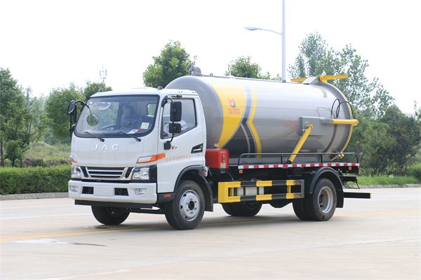 国六江淮骏铃V7  8方 吸污车