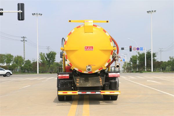 国六江淮骏铃V7  8方 吸污车