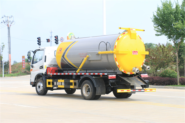 国六江淮骏铃V7  8方 吸污车