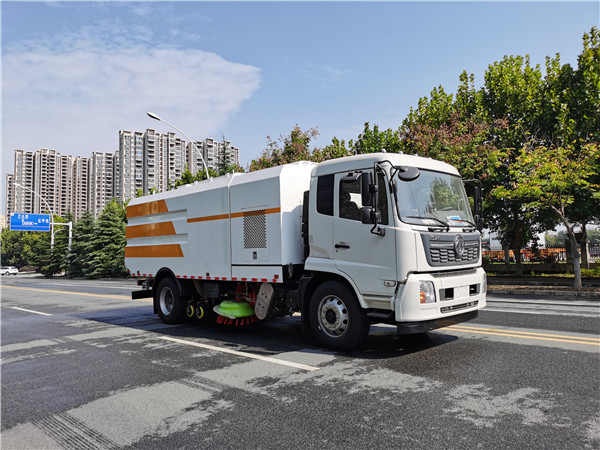 东风天锦干湿两用吸尘车
